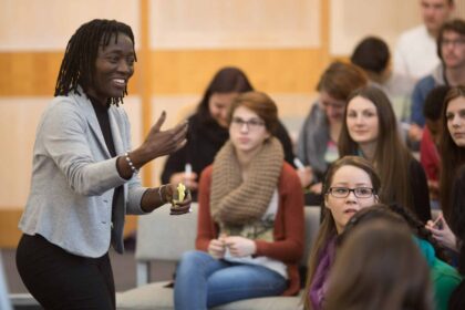 Bild Auma Obama in der Evangelischen Akademie Tutzing. Ein Workshop mit Schülern