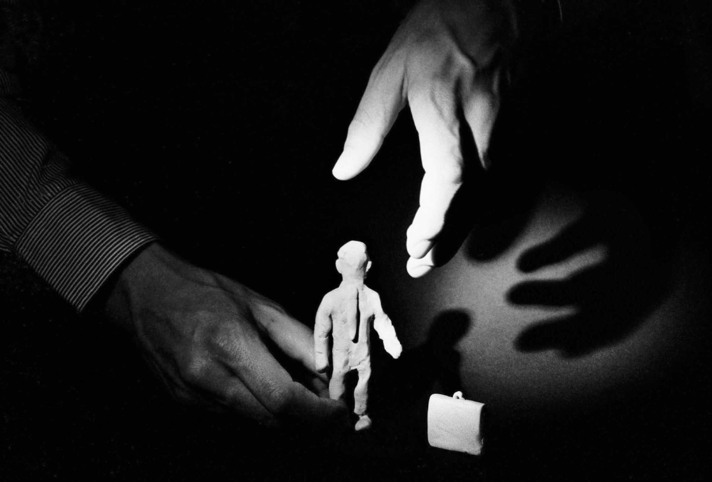 Bild Das Helfen und die Macht