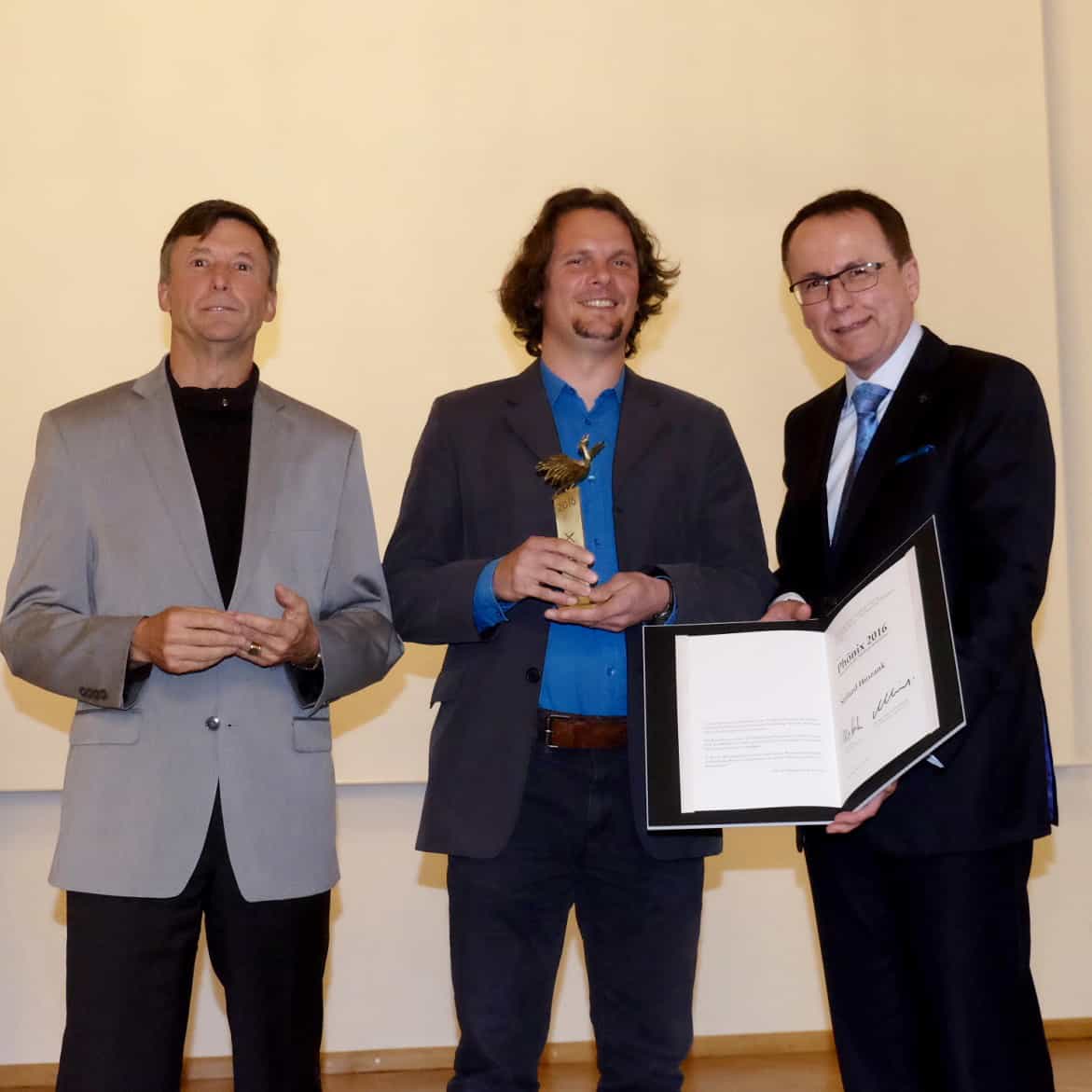 Bild „Edmund Stoiber“ verleiht PHÖNIX 2016 an Szilard Huszank