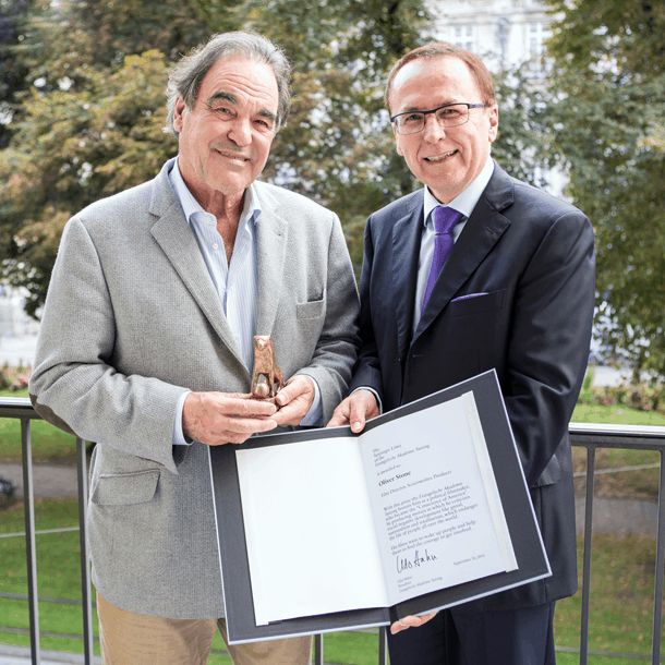 Bild Oliver Stone nimmt „Tutzinger Löwen“ entgegen