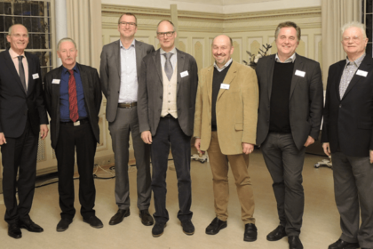 Bild Stabübergabe beim traditionellen Medizin-Theologie-Symposium