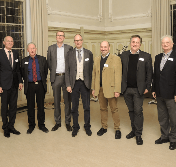 Bild Stabübergabe beim traditionellen Medizin-Theologie-Symposium