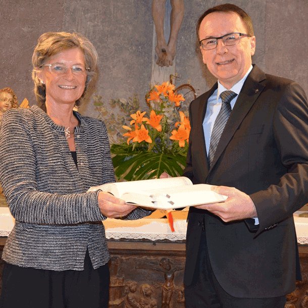 Bild Neue Altarbibel für die Schlosskapelle – Geschenk der Regionalbischöfin