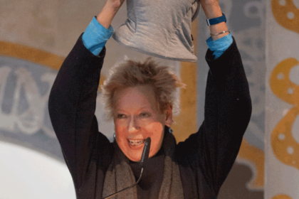 Bild Frauen, die Kissen vom Kopf nehmen