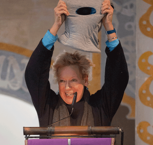 Bild Frauen, die Kissen vom Kopf nehmen