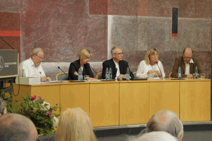 Bild Wolfgang Thierse erhält „Freundeskreiszeichen“