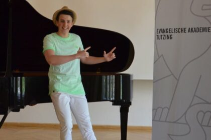 Bild Jugendbotschafter Joshua Steib im Radio-Interview