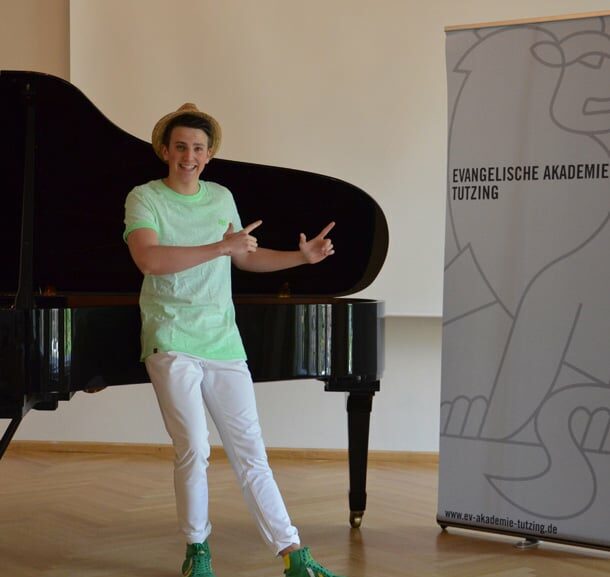 Bild Jugendbotschafter Joshua Steib im Radio-Interview