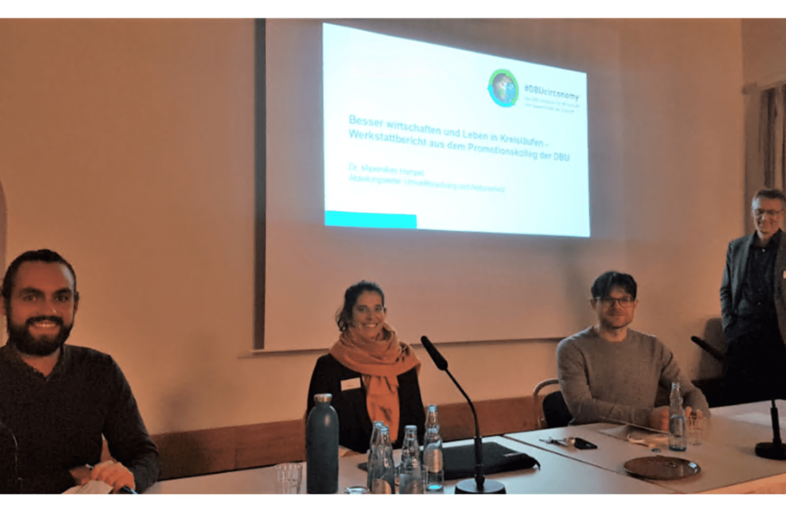 Konrad Schoch, Laura Beyeler und Christoph Ratay mit Dr. Maximilian Hempel