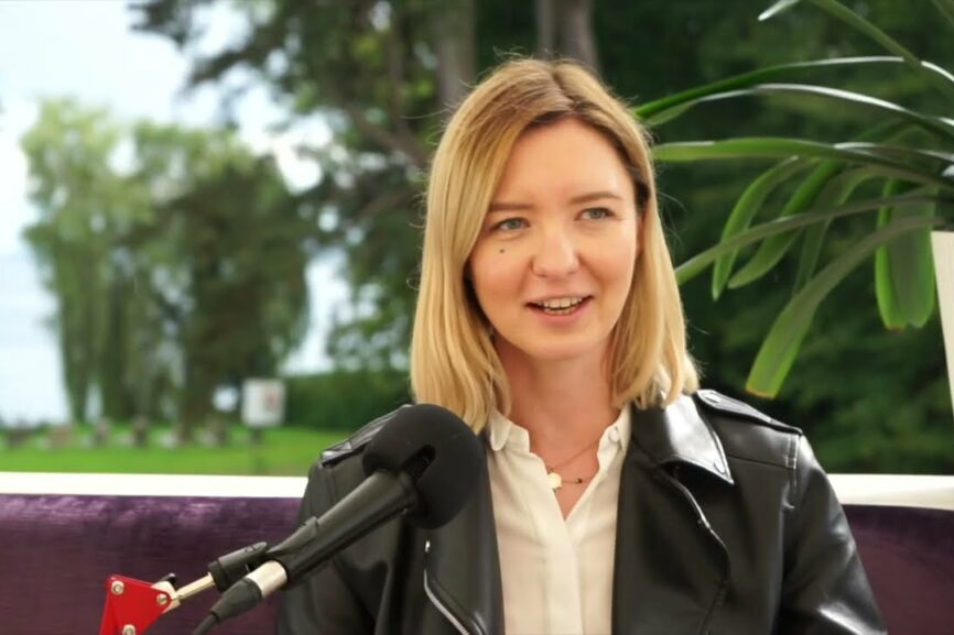 „UNDERSTANDING AUDIENCE AND GAINING BACK TRUST“