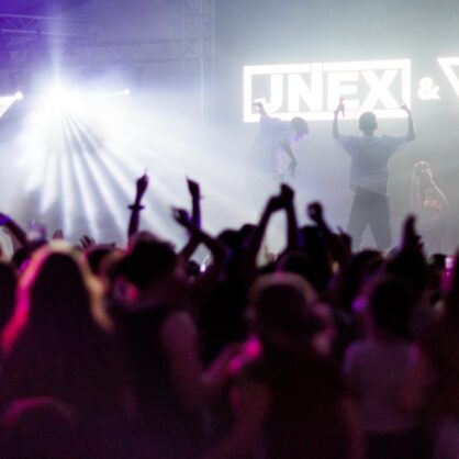 Tanzende jungen Menschen