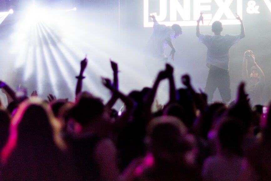 Tanzende jungen Menschen