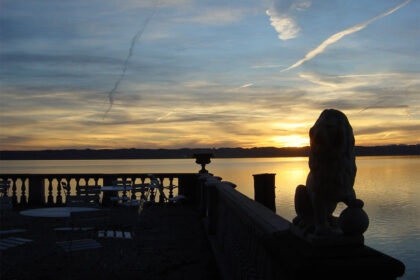 Terrasse am See bei Sonnenuntergang