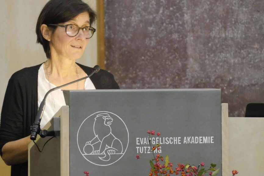 Dr. Dorothee Halcour