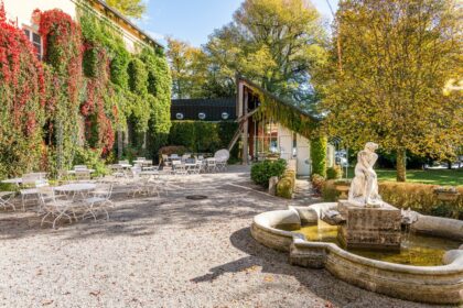 Innenhof mit Brunnen im Hintergrund der Eingang zum Restaurant