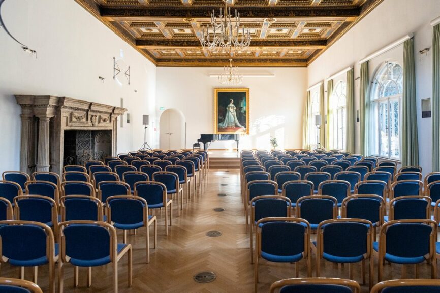 Bestuhlung im Musiksaal Schloss Tutzing