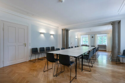Seminarraum langer Tisch mit Stuhlen