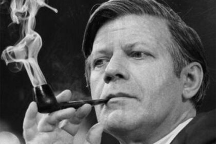 Helmut Schmidt raucht Pfeife