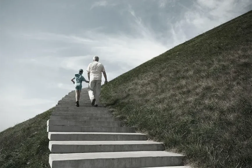 Großvater und Enkel gehen gemeinsam eine Treppe nach oben