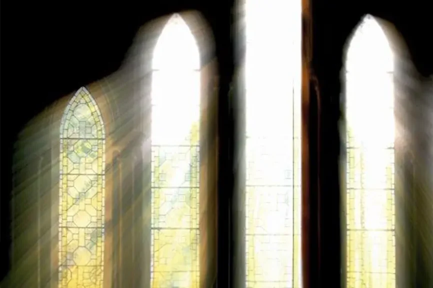 Lichtstrahlen scheinen durch Kirchenfenster
