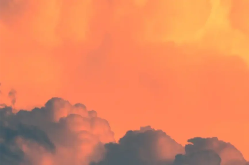 Wolken vor einem orangefarbenem Himmel