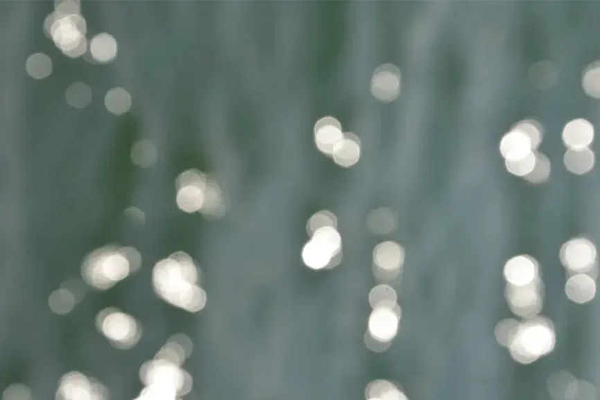 Lichtreflexe auf einer Wasseroberfläche