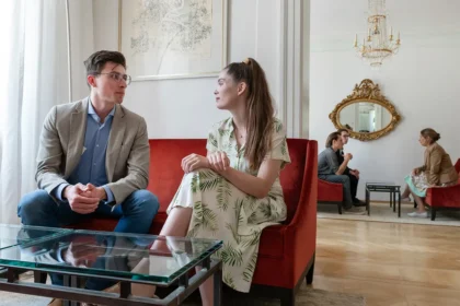 Junge Menschen unterhalten sich in den Salons