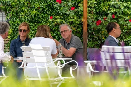 Gruppe von vier unterhält sich auf der Restaurant Terrasse