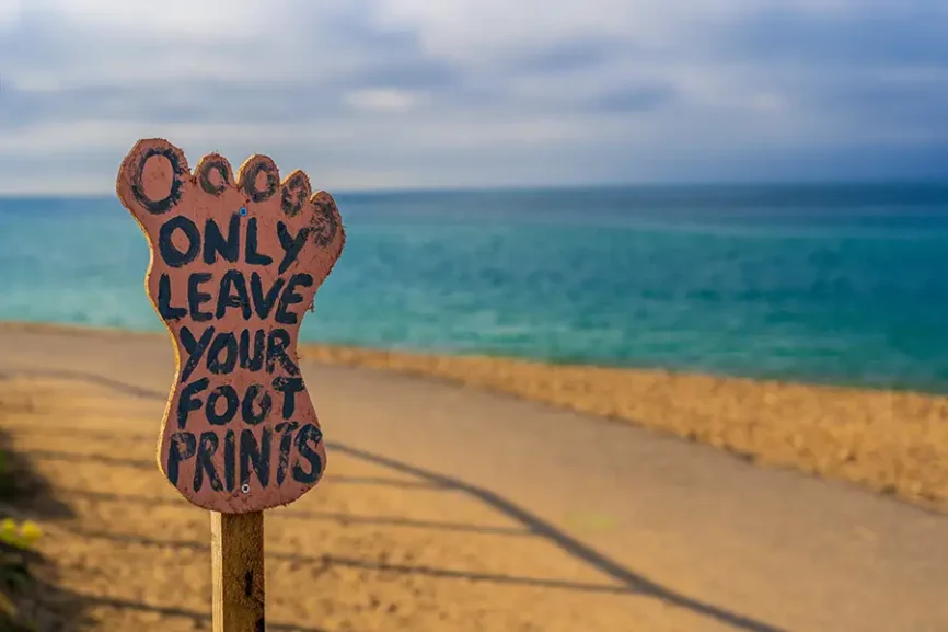 Schild am Strand: Only leave your footprints