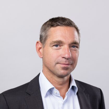 Bild Zivilcourage als Lichtstrahl in grassierender Dunkelheit 