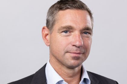 Bild Zivilcourage als Lichtstrahl in grassierender Dunkelheit 