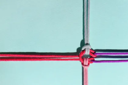 farbige Bänder, die mit Knoten verknüpft sind