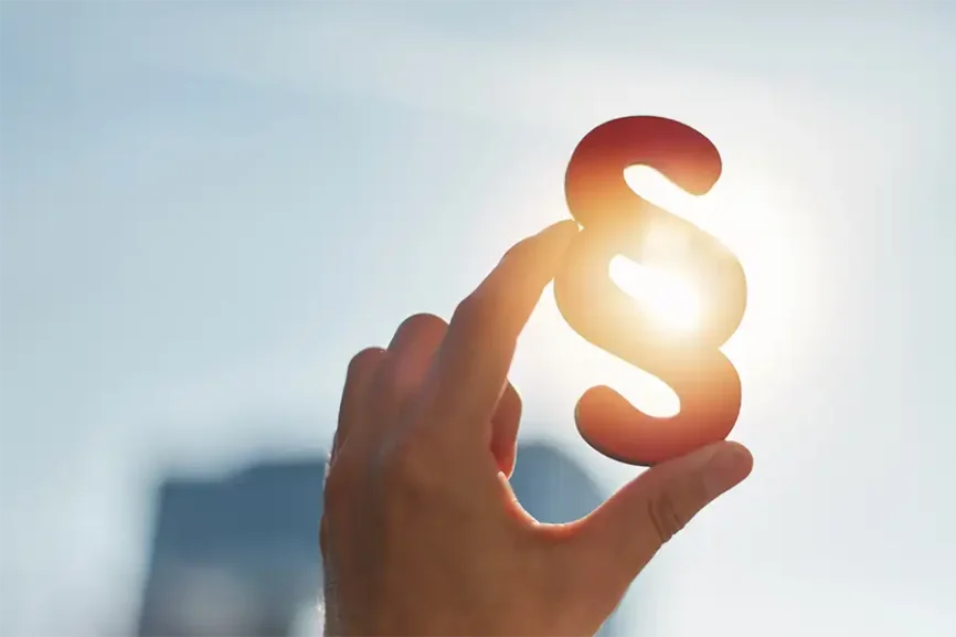 Hand hält Paragrafen