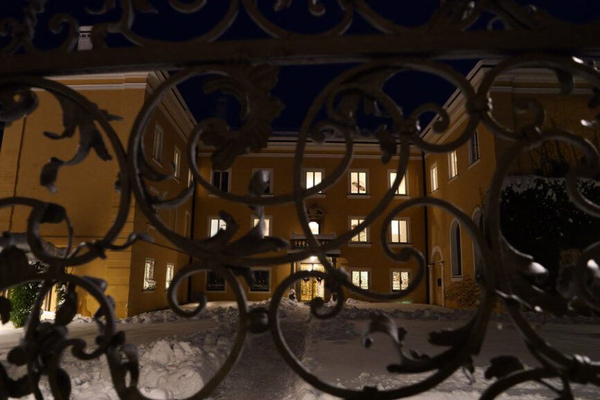 Schloss Tutzing Abendstimmung Titelbild Newsletter Dezember 2024