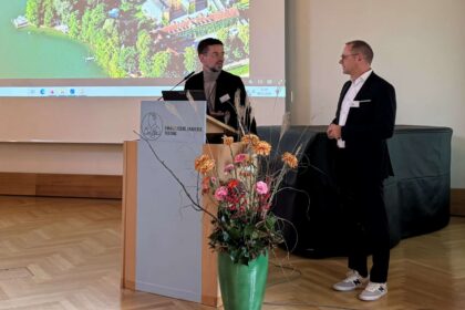 Hendrik Meyer-Magister und Prof. Dr. Thomas Auhuber, Geschäftsführer der B.A.D. Gesundheitsvorsorge und Sicherheitstechnik GmbH, bei der Verabschiedung der Tagung „Künstliche Intelligenz. Wird die KI uns ersetzen?“