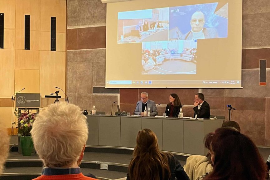 Abschlusspodium der Tagung mit Landesbischof Christian Kopp, Dr. Claudia Häfner und Daniel Hörsch (online zugeschaltet). Moderation: Pfr. Udo Hahn