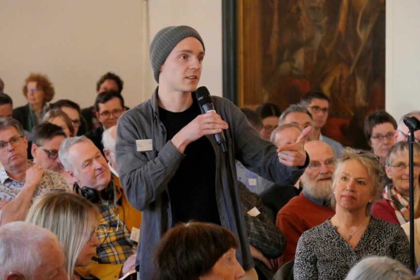 Stipendiat der Hanns-Seidel-Stiftung bei der Debatte im Plenum