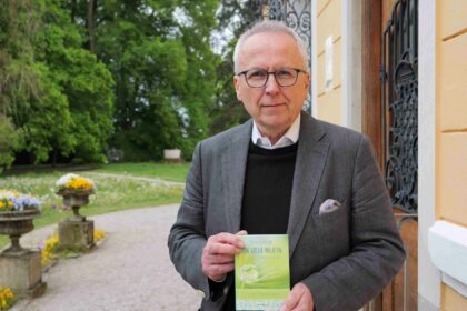 Akademiedirektor Udo Hahn mit der 4. Auflage seines Bonhoeffer-Bandes.