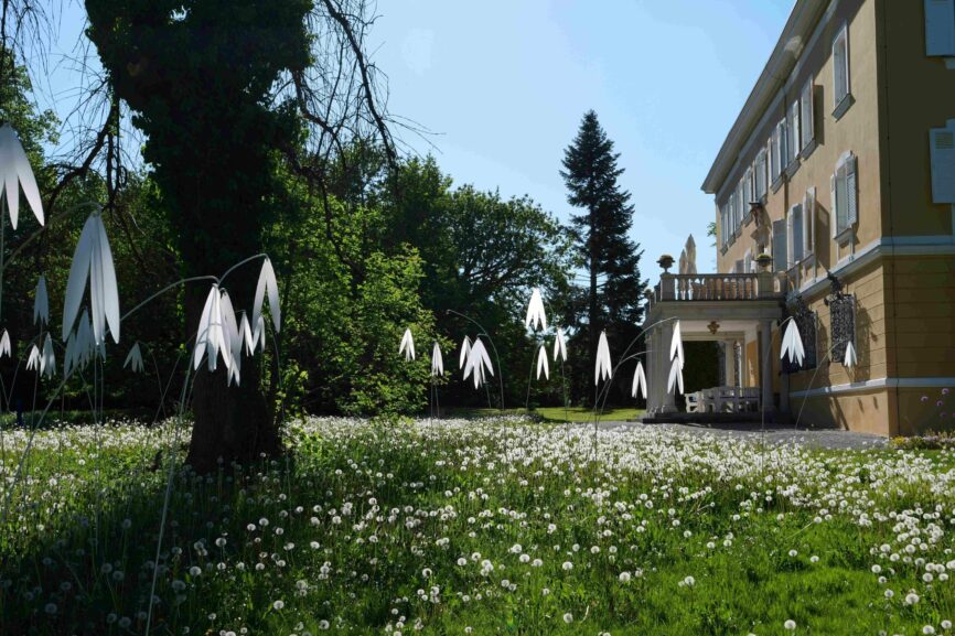 Bild „Dazwischen“ – Skulpturen im Schlosspark