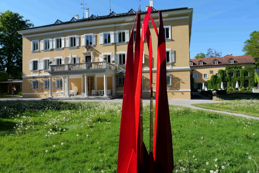Rote Skulptur im Schlosspark