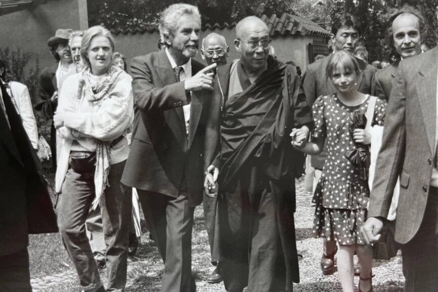 Dalai Lama 1990 in der Evangelischen Akademie Tutzing, links daneben: Jürgen Micksch