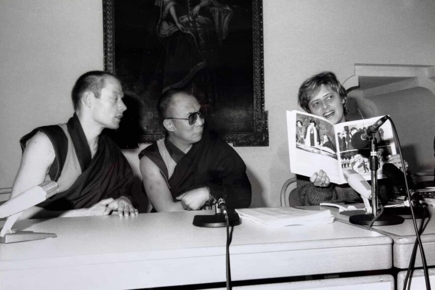 Dalai Lama 1990 in Tutzing, rechts daneben: Petra Kelly