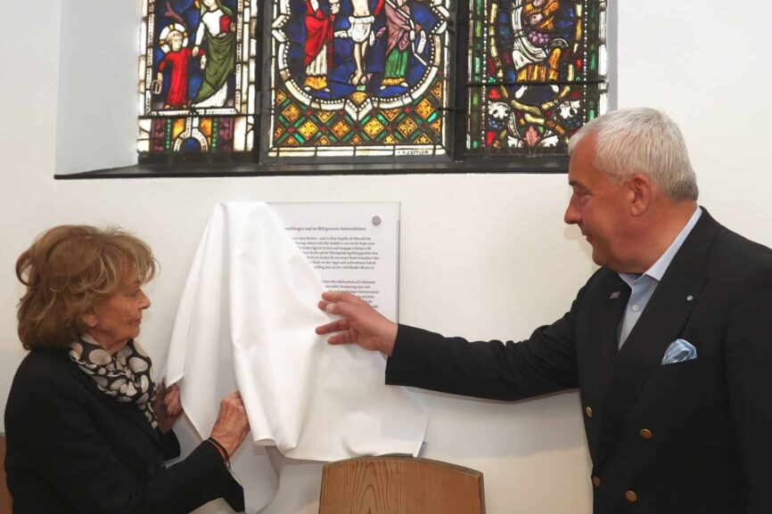 Charlotte Knobloch enthüllt Mahn- und Gedenktafel in der Tutzinger Schlosskapelle mit Ludwig Spänle