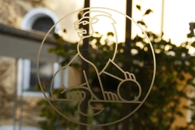 Logo der Evangelischen Akademie im Abendlicht