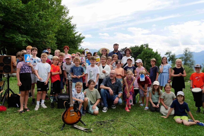 Grundschulfest mit politischem Kindersong Murnau