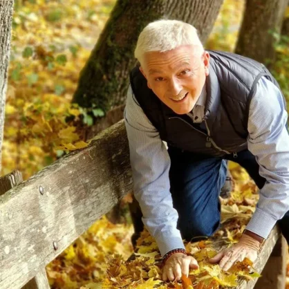 Wolfgang Schuhmacher im Wald – umgeben von Herbstlaub