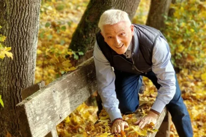 Wolfgang Schuhmacher im Wald – umgeben von Herbstlaub