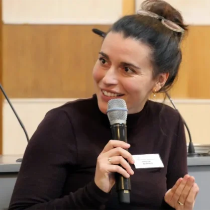 Studienleiterin Nadja Bürgle während der Tagungsarbeit