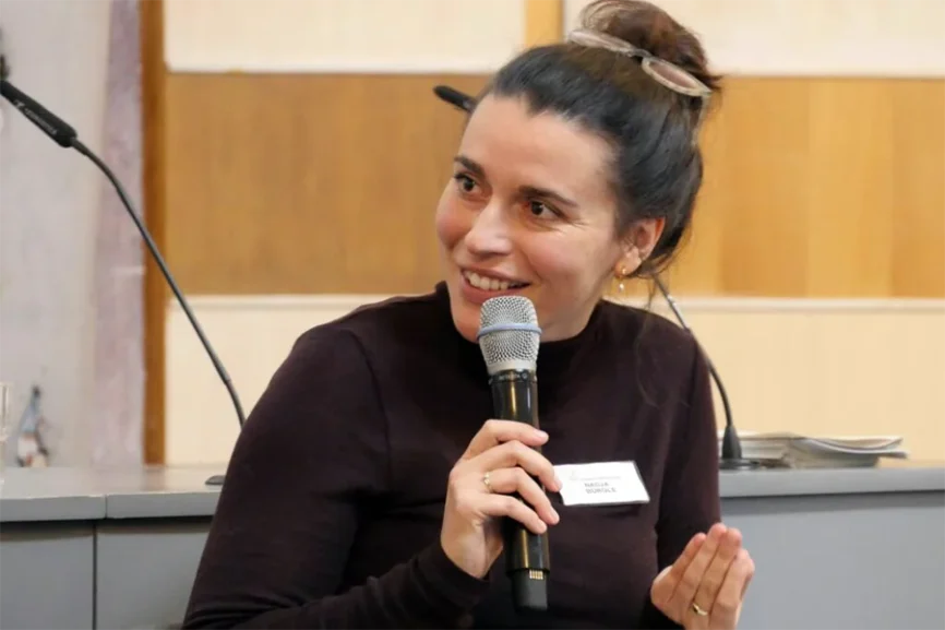 Studienleiterin Nadja Bürgle während der Tagungsarbeit