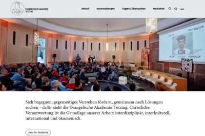 Screenshot der Startseite der Evangelischen Akademie Tutzing. Man sieht die Rotunde gefüllt mit Menschen während einer Tagung.